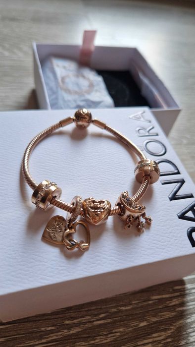 Гривна  Pandora с талисмани