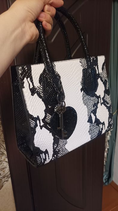 Ayollar uchun Sumka sotiladi