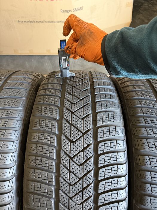 4 anvelope iarna 235/45/18 , 98 V , XL , Pirelli , TO ( echipare Tesla ) , 6.5-7 mm !