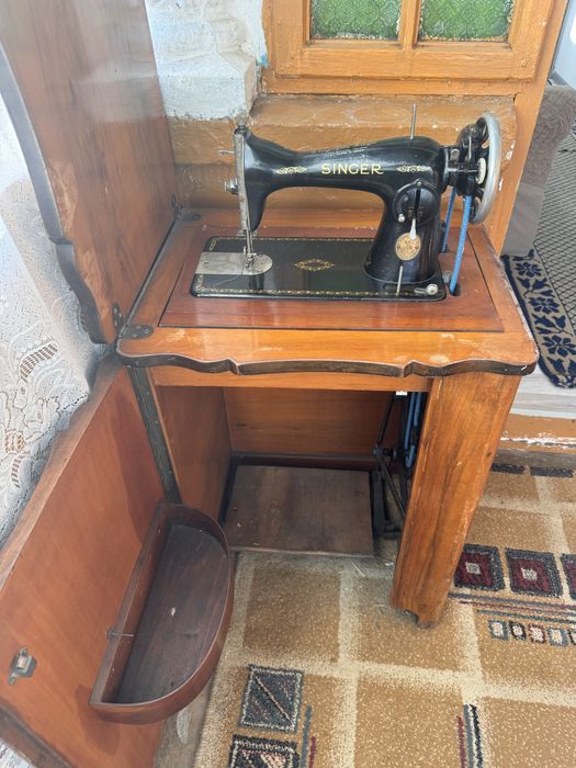 Mașină de cusut Singer vintage cu mobilier original din lemn