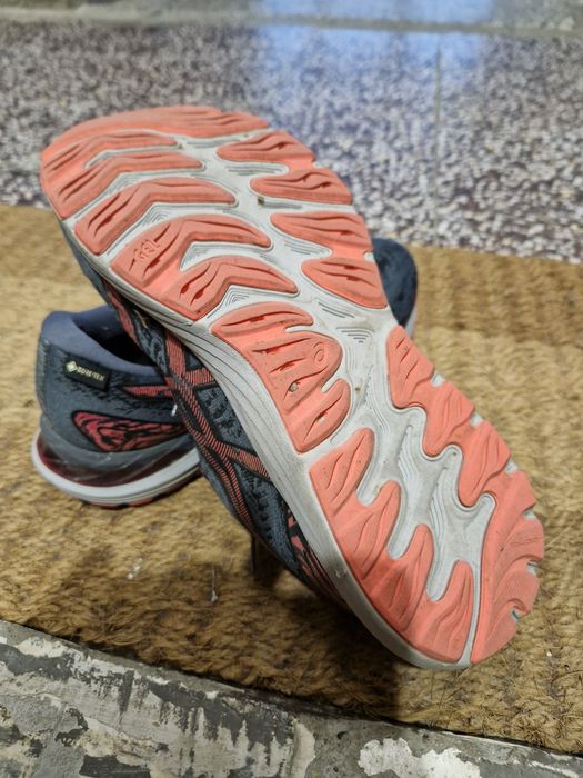 Asics Gore-tex номер 39,5