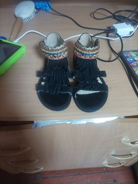 Продам новые сандали на девочку