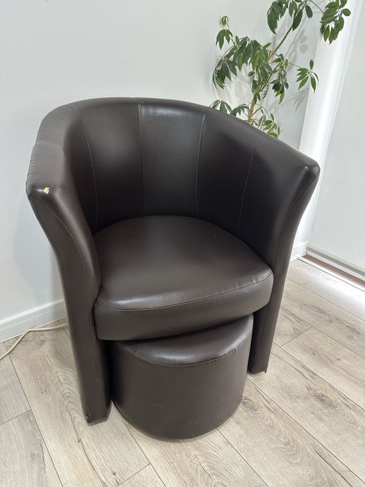 Стол с табуретка