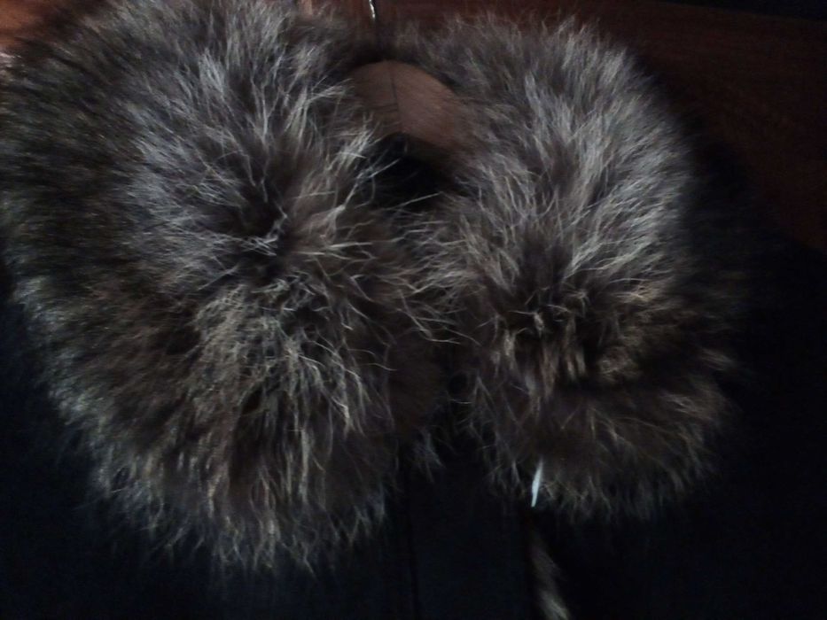 Страхотно немско палто от естествен велур с подплата и яка от енот