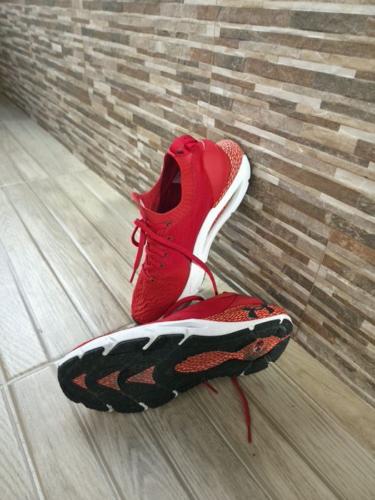 Under Armour HOVR Phantom 2 спортни обувки червени като нови, номер 43
