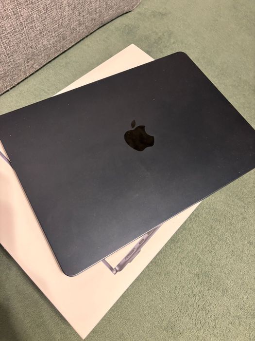 De vanzare MacBook Air 13 “ M2 -Midnight !!