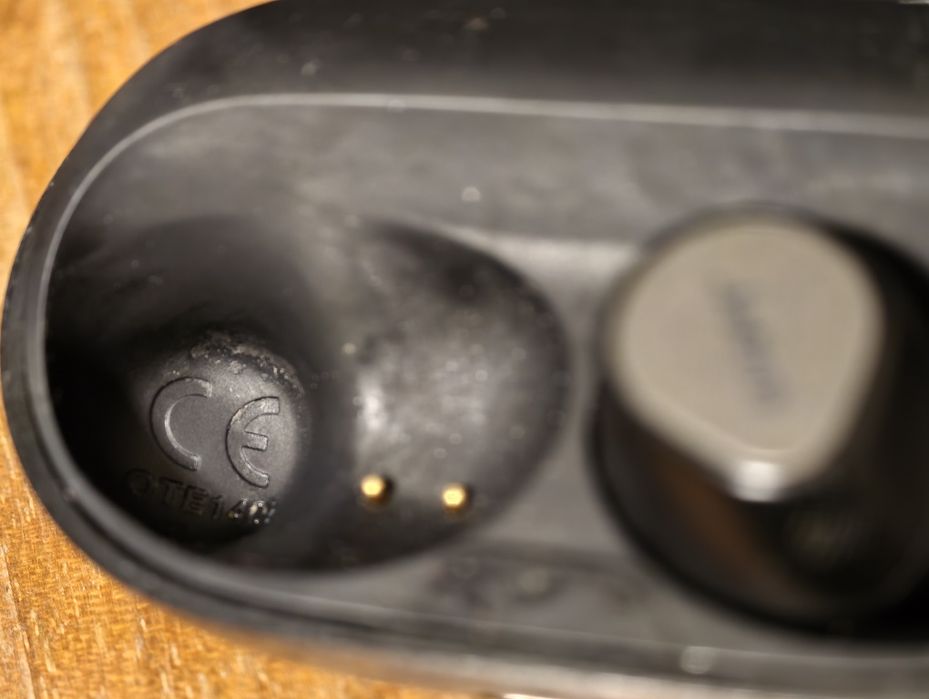 Jabra Elite 7 Pro, дясната слушалка и кейсът  за зарежданене