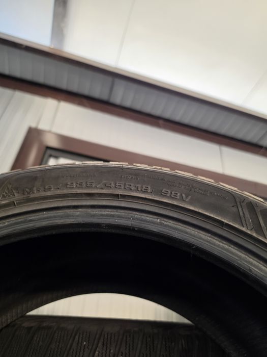 2 Броя 235/45/18 Goodyear 2x5,6mm