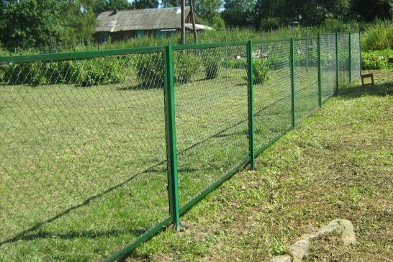 Забор из сетки рабицы в рамке. Забор сетка рабица