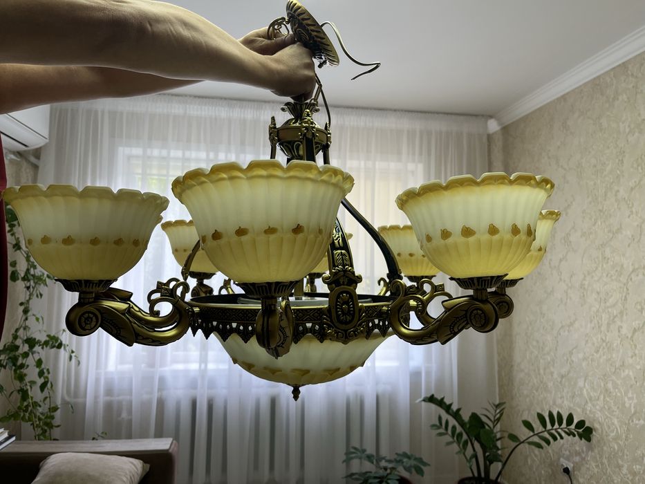 Продам новую люстру