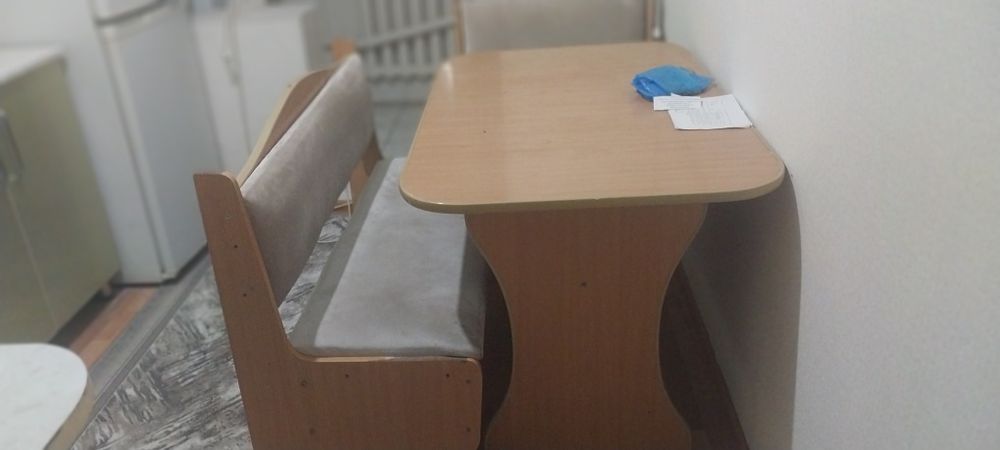 Шкафы ,ковры,стол