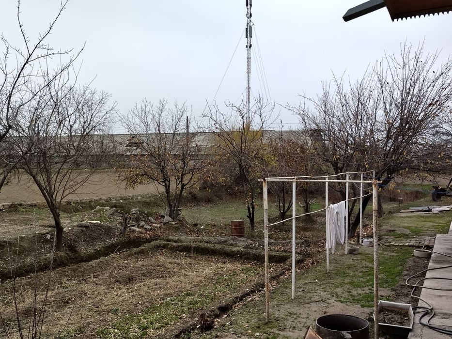 Буш ер ҳовли сотилади