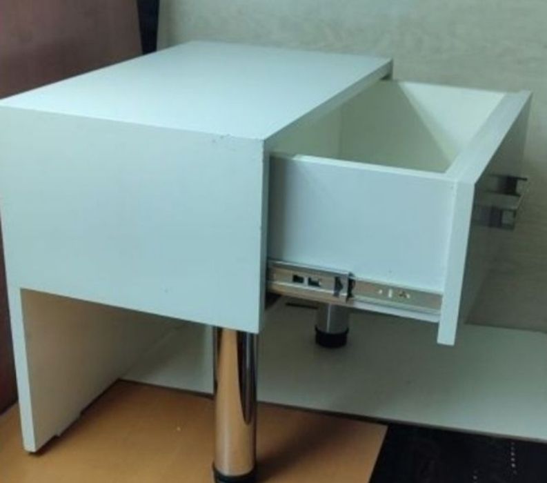 Тумбочка прикроватная.