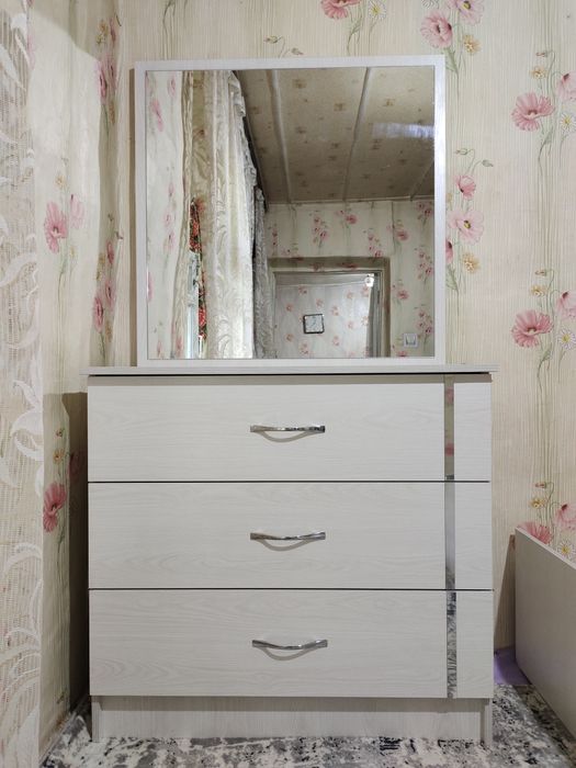 Спальный гарнитур. Трюмо новое высота 170 см, ширина 100 см глубина 40