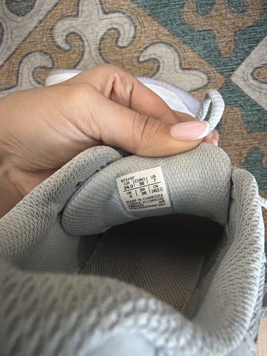 Продаю кроссовки волейбольные Asics
