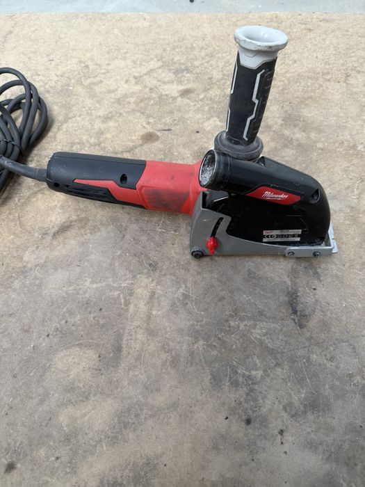 Polizor unghiular cu dispozitiv de aspirare milwaukee AGV15-125XC