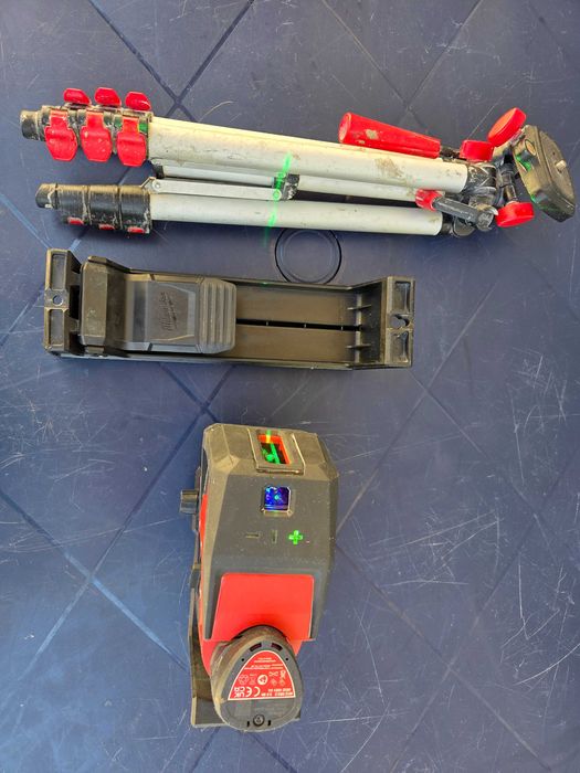 Milwaukee M12 CLLP Зелен Комбиниран Лазерен Нивелир с Отвесни Точки