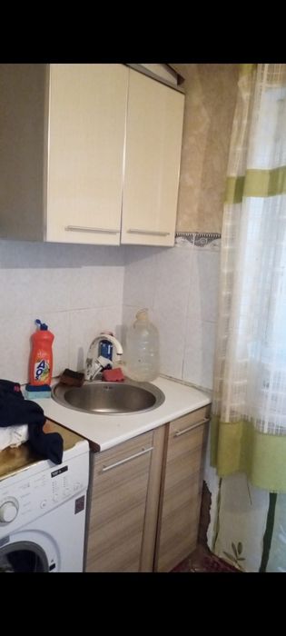 Кухонный гарнитур с раковиной.