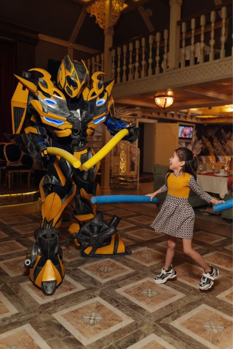 Аниматоры Алматы Роботы трансформеры Оптимус прайм и Бамблби