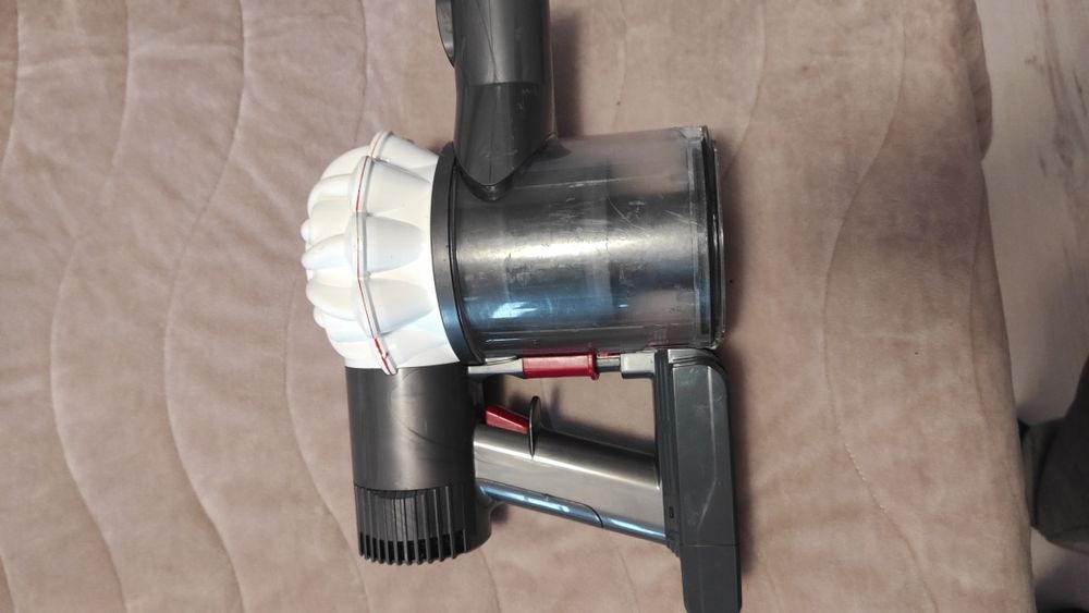 Безкабелна прахосмукачка Dyson V6 / Дайсън