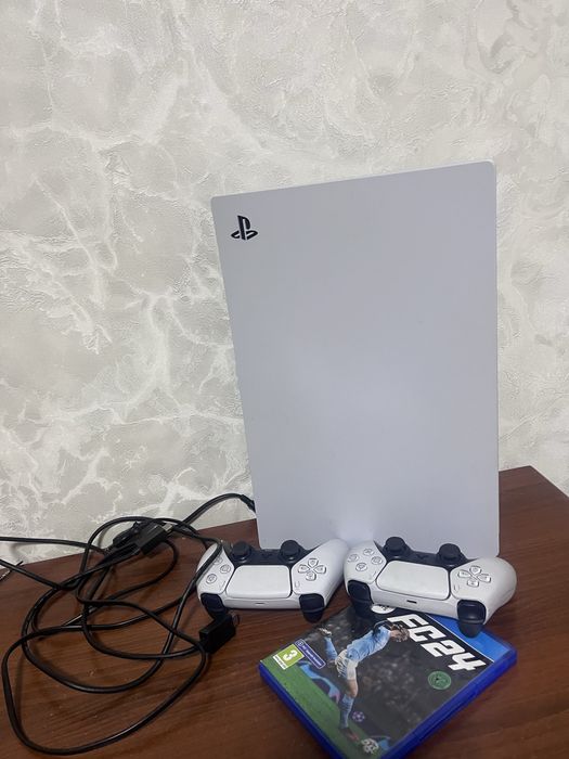Срочно продам PS 5 с двумя джостиками с диском