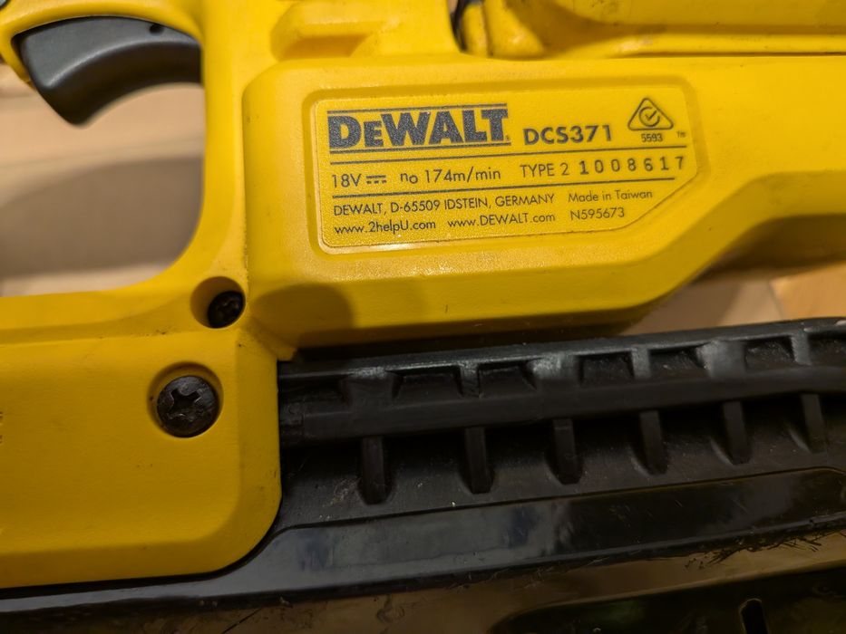 Fierăstrău cu bandă DeWalt DCS371 + Acumulator 4Ah
