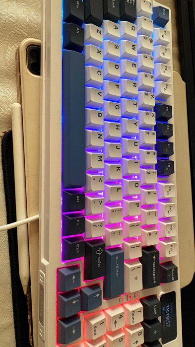 Tastatura Mecanica Gaming AQIRYS Atria RGB - Ecran LCD, Cu Fir (Hot-Swap)+accesorii
