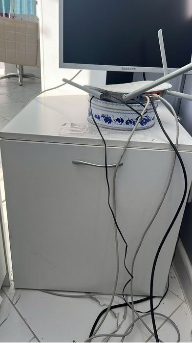 Шкаф с полочками