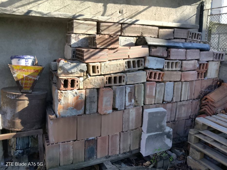 Подарява Тухли  четворки