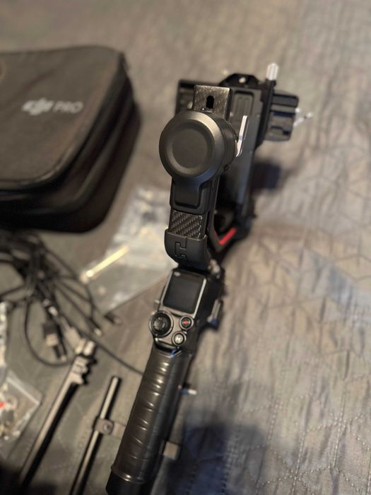 DJI RS 2 PRO Stabilizator Gimbal pe 3 Axe Combo