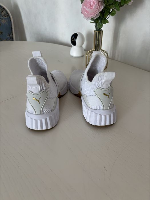 Белые кроссовки Puma