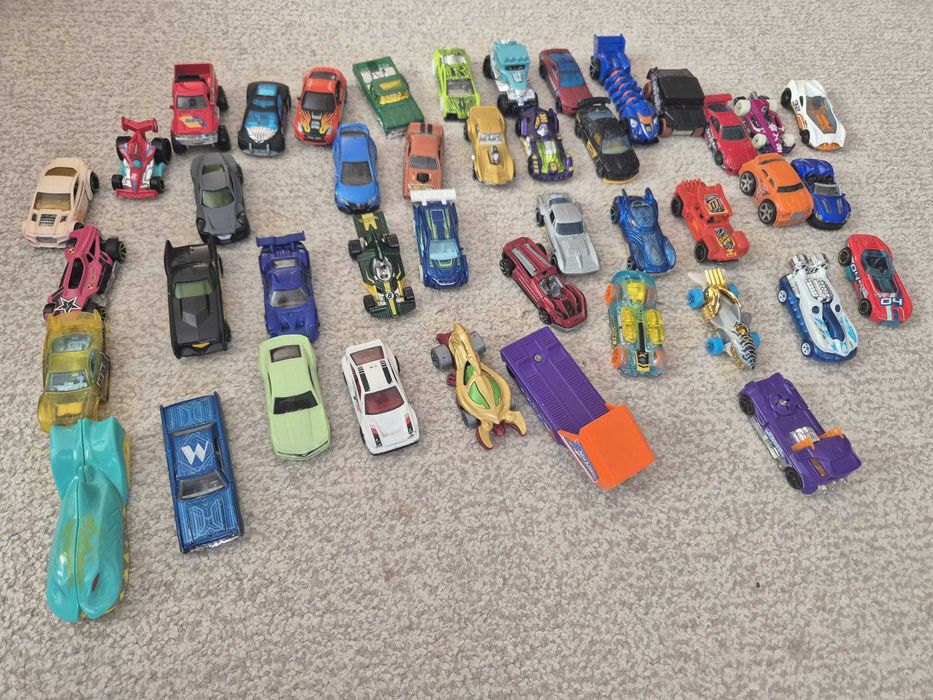 Colecție Hot Wheels – 45 masinute diverse, stare foarte buna
