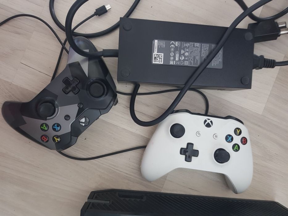 Xbox One plus 2 manete
