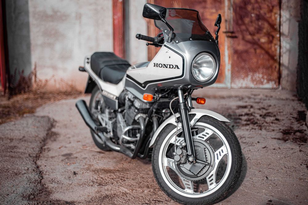 Vând sau schimb Honda Cbx 550 f2