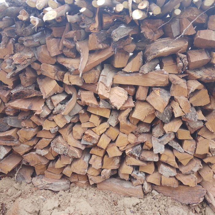 Утин дрова кесилган йорилган