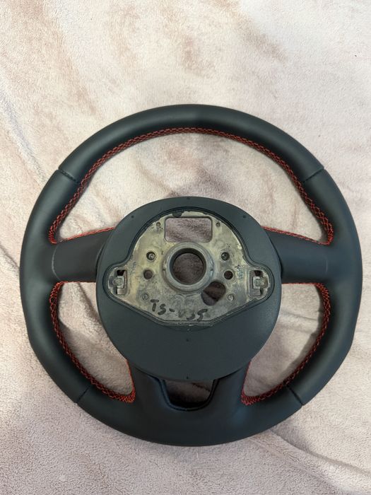 Volan tapitat cu piele neteda si cusatura rosie Audi A6 ,A4,A7,Q7,Q5 2014+