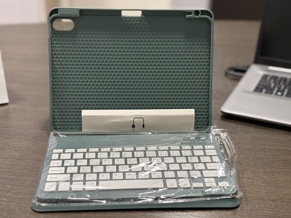 Husă iPad Air 10.9/11 cu tastatură wireless iluminată verde