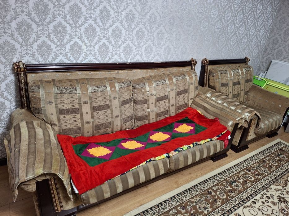 Продам 2 дивана и кресло