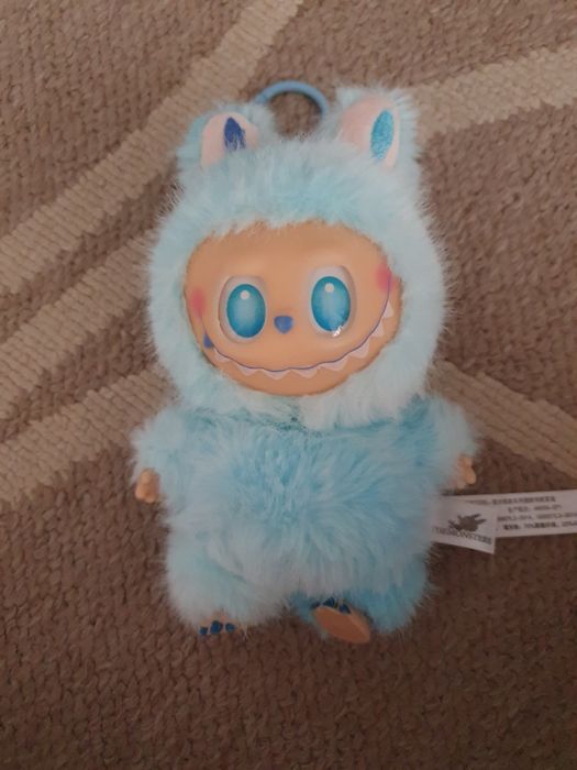 Три Лабубута: синьо,розово и цветно.