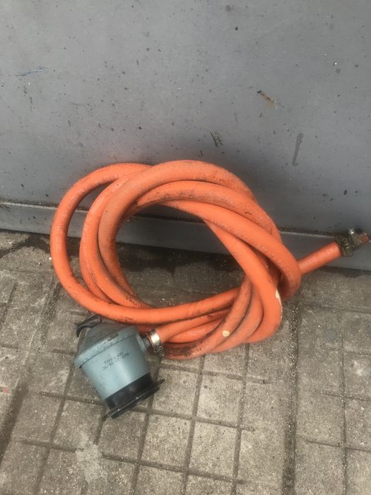 Газова  бутилка. / Има маркуч  и  клапан  .