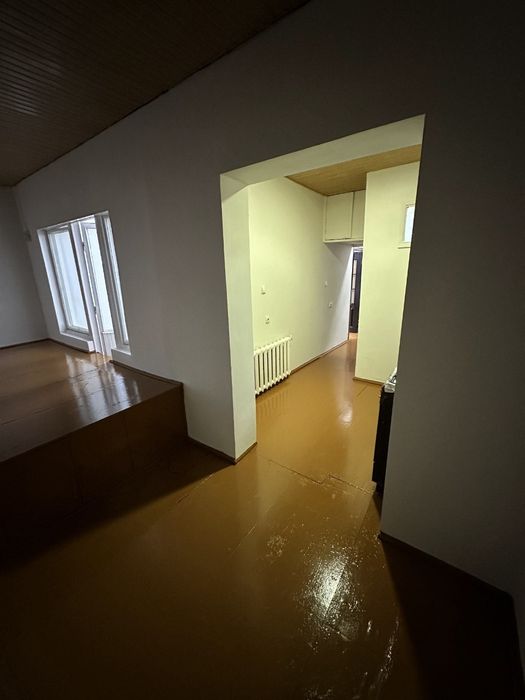 Chor su jar stadioni oldidagi 4 xonali uy