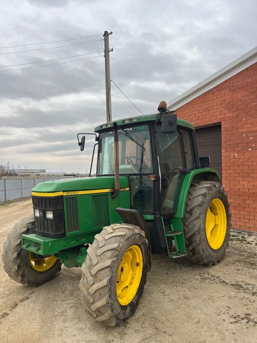 John Deere трактор