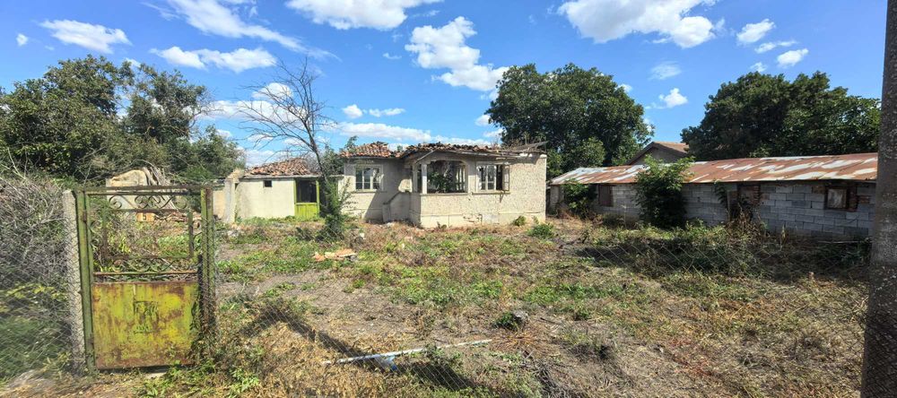 Парцел с къща в регулация в село Могилище 2718кв.м