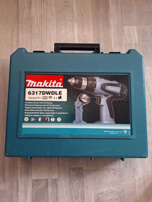 Чисто нов комплект Makita 6317DWDLE 12V: Винтоверт, Фенер ML120, Зарядно и Куфар