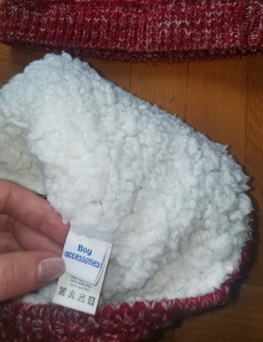 Комплект от плетена шапка и шал в червено и бяло