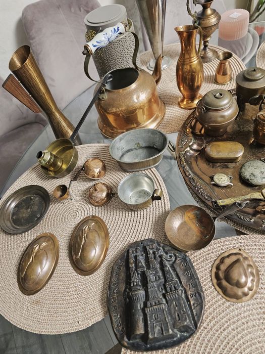 Colectie de obiecte vechi din cupru aduse din Nord