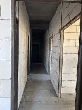 Qorasuv Plaza 3 комнатная 93,5м2 коробка, кадастр есть. Карасу 1 Dunyo