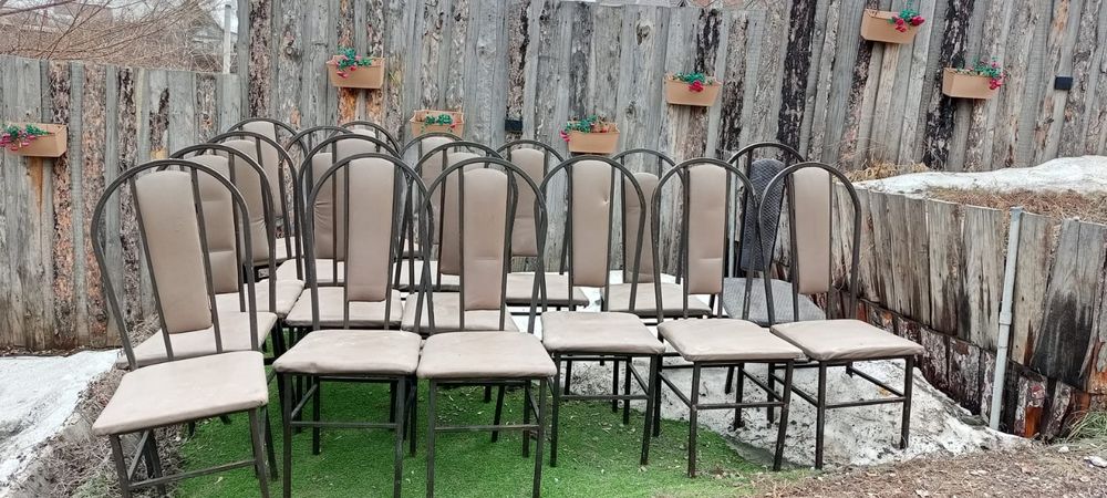 Стулья из железа.