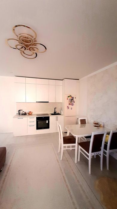 Продам евротрешку район 8 школа.