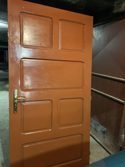 Входна дървена врата